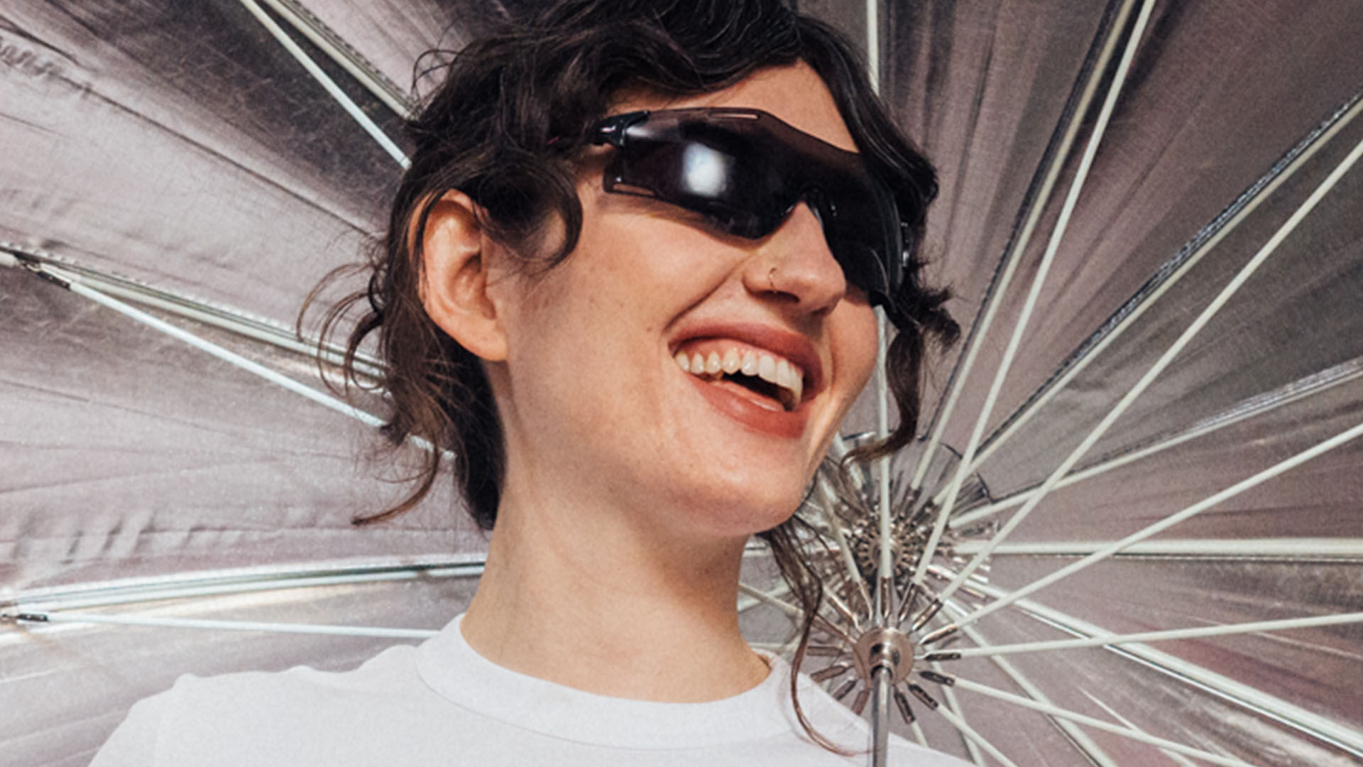 Nainen trendikk&auml;&auml;t futuristiset aurinkolasit p&auml;&auml;ss&auml;&auml;n